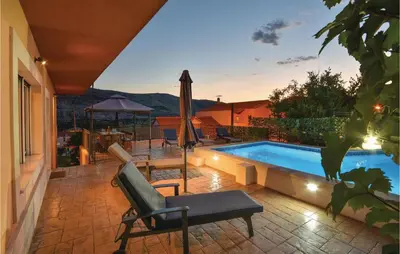 Bazen u objektu Four-Bedroom Apartment In Srinjine ili u blizini