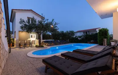 Bazen u objektu Two-Bedroom Apartment In Podstrana ili u blizini