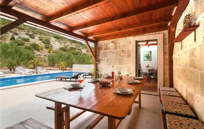 Bazen u objektu Stunning Home In Postira ili u blizini