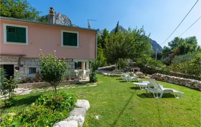 Vrt u objektu One-Bedroom Apartment In Omis