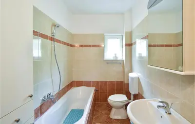 Kupaonica u objektu Two-Bedroom Apartment In Ostrvica
