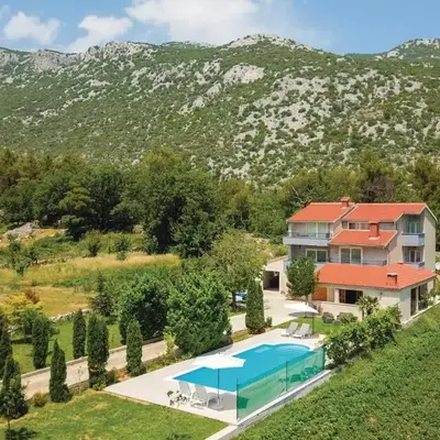 Two-Bedroom Apartment In Ostrvica