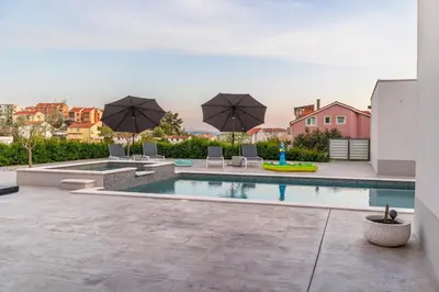 Bazen u objektu Fantastic house ili u blizini