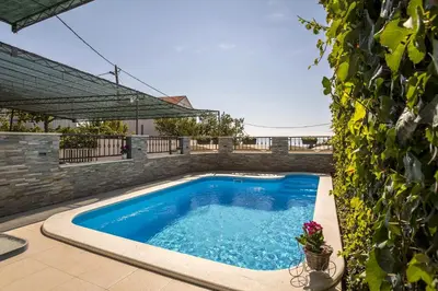 Bazen u objektu Family-friendly apartments with swimming pool Podstrana, Split - 7539 ili u blizini