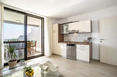 Kuhinja ili čajna kuhinja u objektu Family-friendly apartments with swimming pool Podstrana, Split - 7539