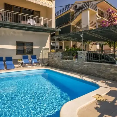 Family-friendly apartments with swimming pool Podstrana