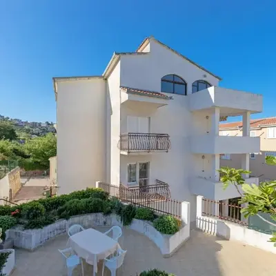 Apartments with parking space Podstrana