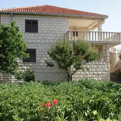 Apartments with a parking space Povlja