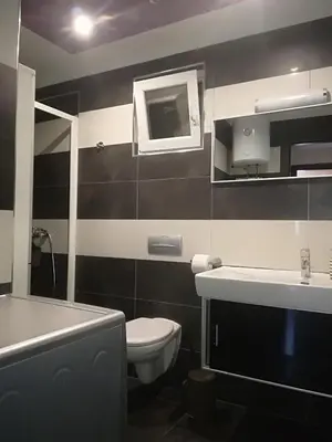 Kupaonica u objektu Apartman Brzović