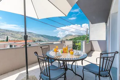 Pogled na planine ili pogled na planine iz vikendica