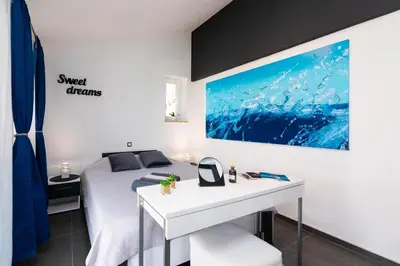 TV i/ili zabavni centar u objektu Heritage Holiday House Lori with pool