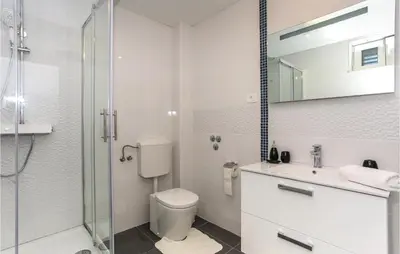 Kupaonica u objektu Three-Bedroom Holiday Home In Gata