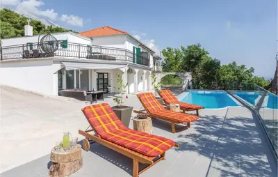 Bazen u objektu Stunning Home In Brela ili u blizini