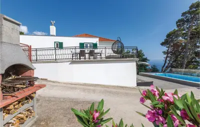 Bazen u objektu Stunning Home In Brela ili u blizini