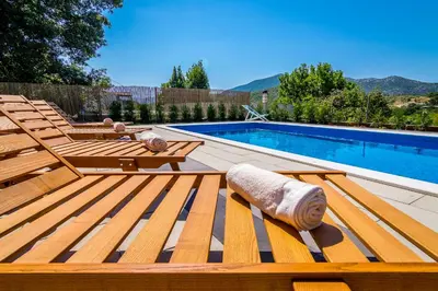 Pogled na planine ili pogled na planine iz vikendica