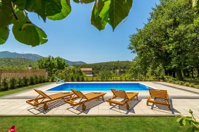 Bazen u objektu Holiday Home Gata 7 ili u blizini