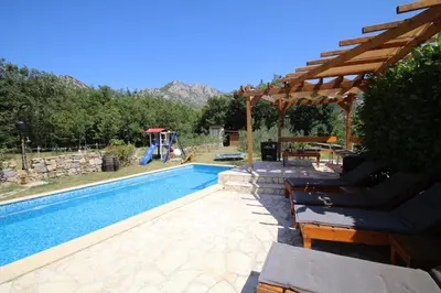 Bazen u objektu Oak House ili u blizini