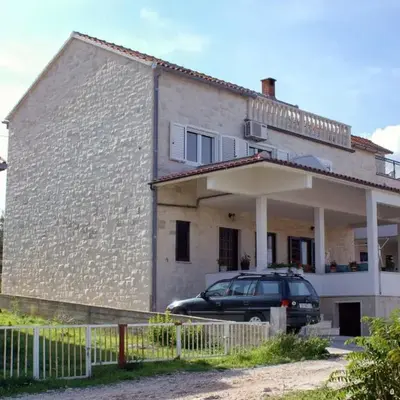 Apartments with a parking space Splitska