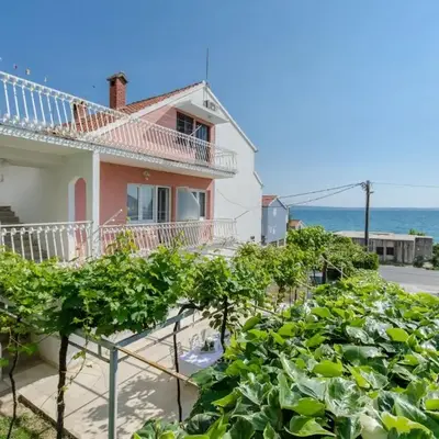 Apartments by the sea Podstrana