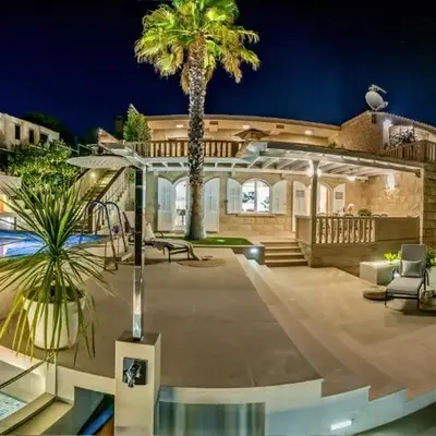 Seaside luxury villa with a swimming pool Puntinak