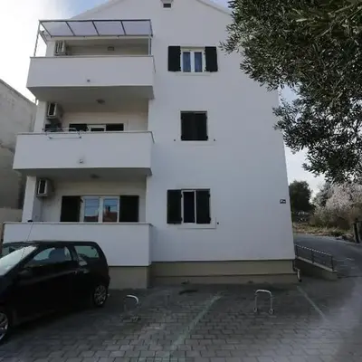 Apartments with parking space Supetar