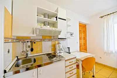 Kuhinja ili čajna kuhinja u objektu Apartment Postira 2913b