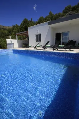 Bazen u objektu Villa Domus ili u blizini