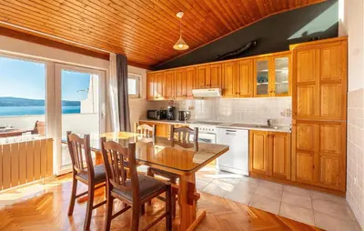 Kuhinja ili čajna kuhinja u objektu Two-Bedroom Apartment In Nemira