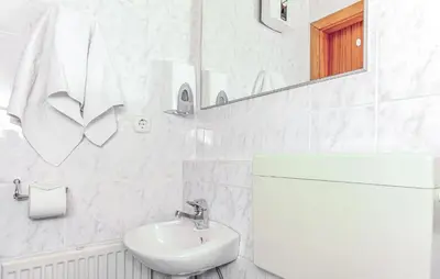 Kupaonica u objektu Two-Bedroom Apartment In Nemira