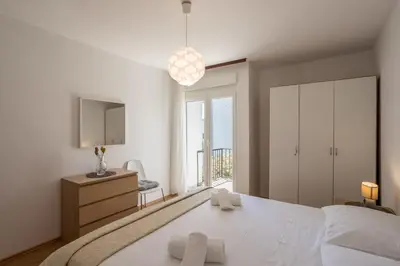 Krevet ili kreveti u jedinici u objektu Spacious apartment in Stari Grad, 80 m², serene garden