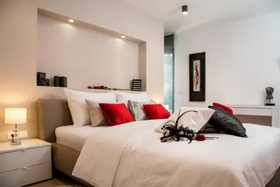 Krevet ili kreveti u jedinici u objektu Luxury Villa Happiness Private Pool, Jacuzzi, Sauna & Gym Near the Beach