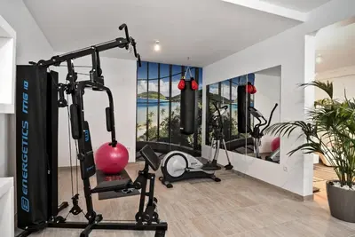 Fitness centar i/ili fitness sadržaji u objektu Luxury Villa Happiness Private Pool, Jacuzzi, Sauna & Gym Near the Beach