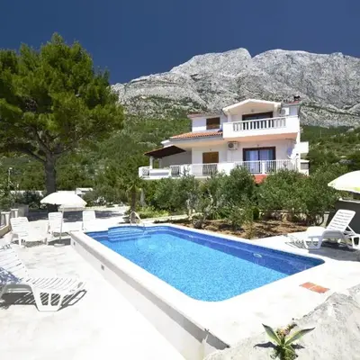 Family-friendly apartments with swimming pool Baska Voda