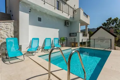 Bazen u objektu House Luce with pool ili u blizini