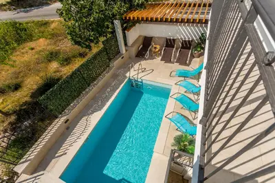 Bazen u objektu House Luce with pool ili u blizini