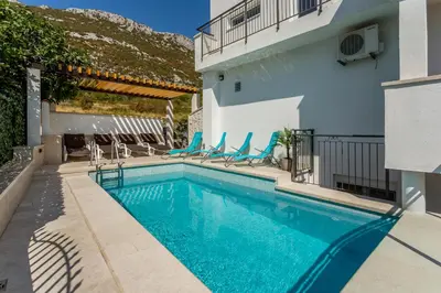 Bazen u objektu House Luce with pool ili u blizini