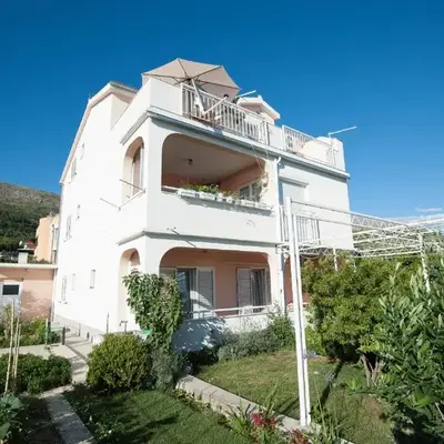 Apartments with a parking space Podstrana