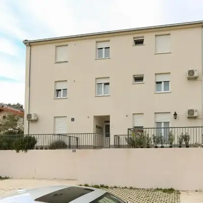 Apartments with a parking space Podstrana