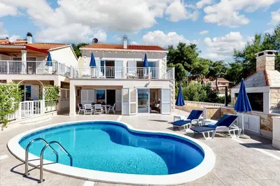 Bazen u objektu Elegant Villa in Brač with Private Pool ili u blizini