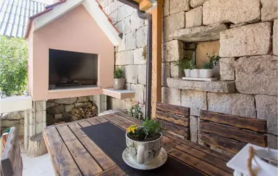 TV i/ili zabavni centar u objektu 2 Bedroom Gorgeous Home In Gata