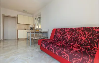Kuhinja ili čajna kuhinja u objektu One-Bedroom Apartment In Krvavica