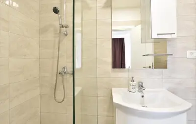 Kupaonica u objektu Ten-Bedroom Holiday Home In Duce