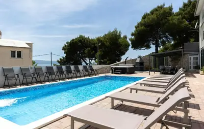 Bazen u objektu Ten-Bedroom Holiday Home In Duce ili u blizini