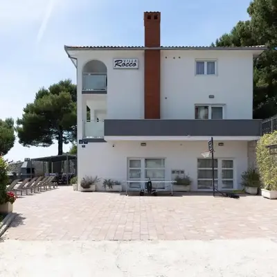 Ten-Bedroom Holiday Home In Duce