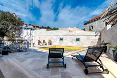 Bazen u objektu Rooms Miron - Adults Only ili u blizini
