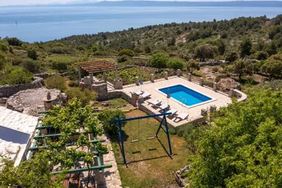 Bazen u objektu The Ultimate Escape - traditional cottage & private pool ili u blizini