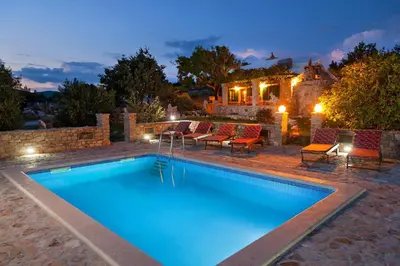 Bazen u objektu The Ultimate Escape - traditional cottage & private pool ili u blizini