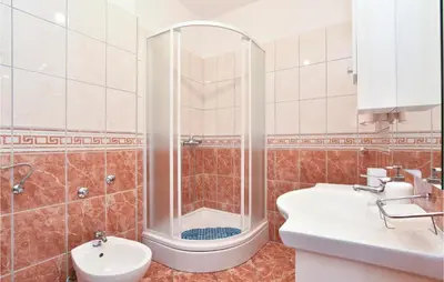 Kupaonica u objektu Three-Bedroom Apartment In Podstrana