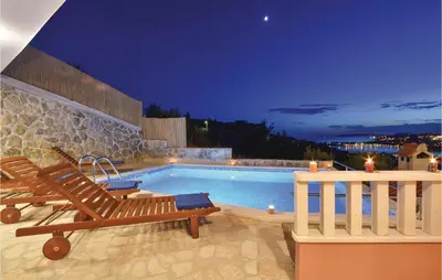 Bazen u objektu Three-Bedroom Apartment In Podstrana ili u blizini