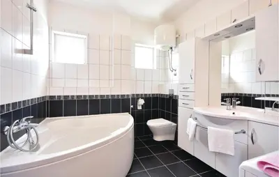 Kupaonica u objektu Two-Bedroom Apartment In Podstrana